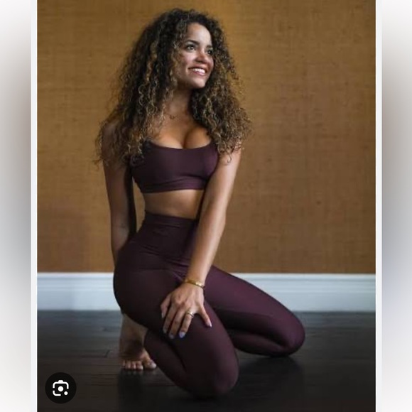 ALO Yoga Pants - Alo Airlift 7/8 leggings in Cherry Cola - size Small